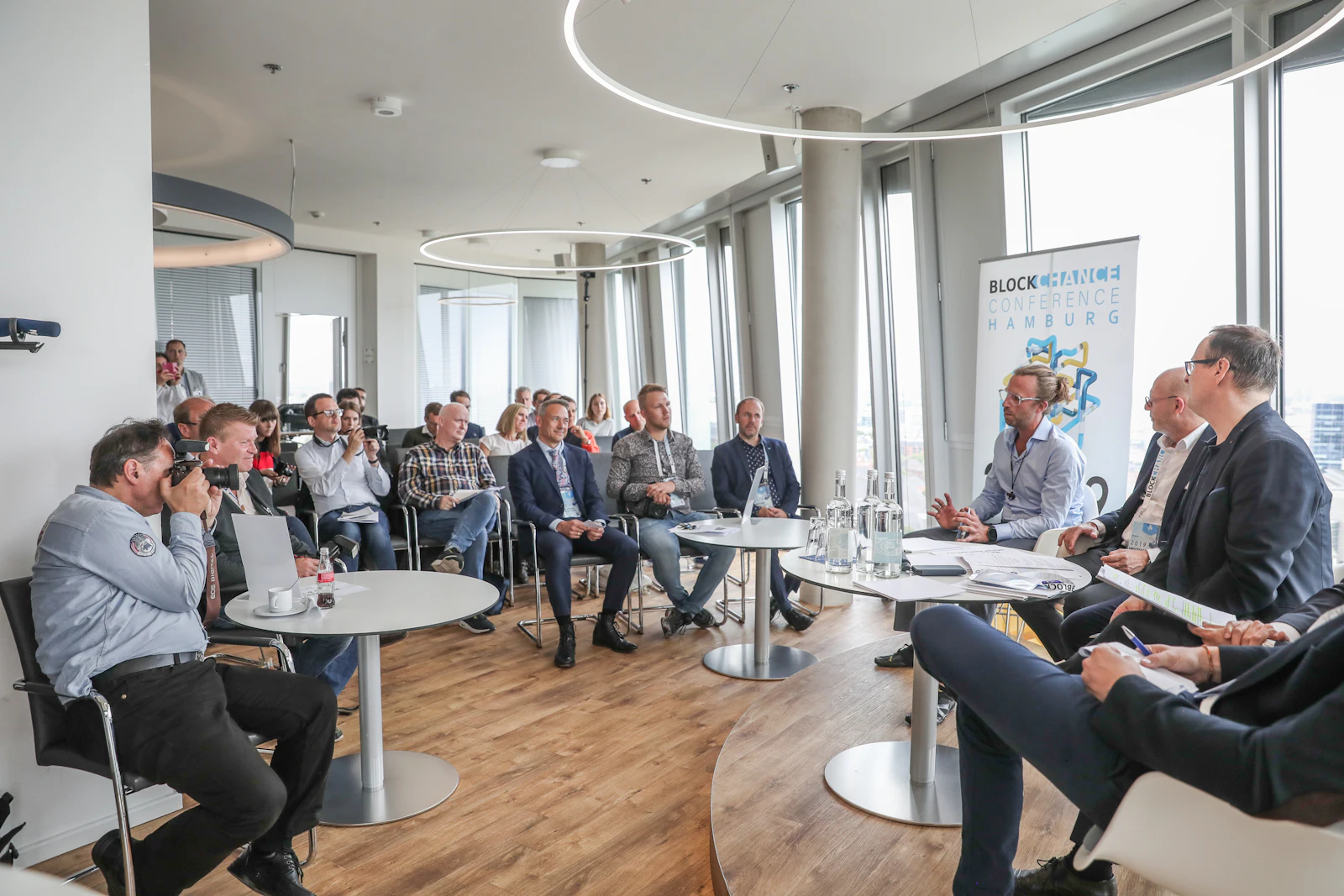 Una sala riunioni luminosa durante un corso di formazione